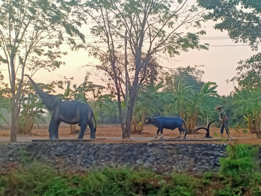 Statuary depicting traditional life of the rural community.